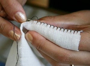 平織りリネンのヘムステッチ刺繍